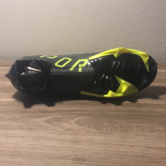 Nike athletic shoes - Picture 4 of 5